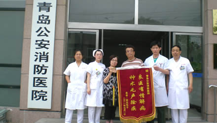 日本老太烫伤面颈部在消防医院治疗痊愈收到异国患者感谢锦旗
